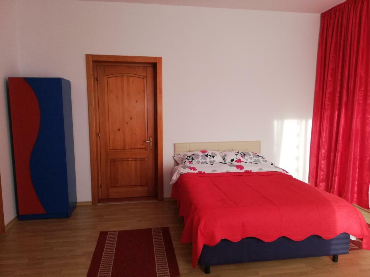 Pensiunea La Safari Tirgu Neamt Εξωτερικό φωτογραφία